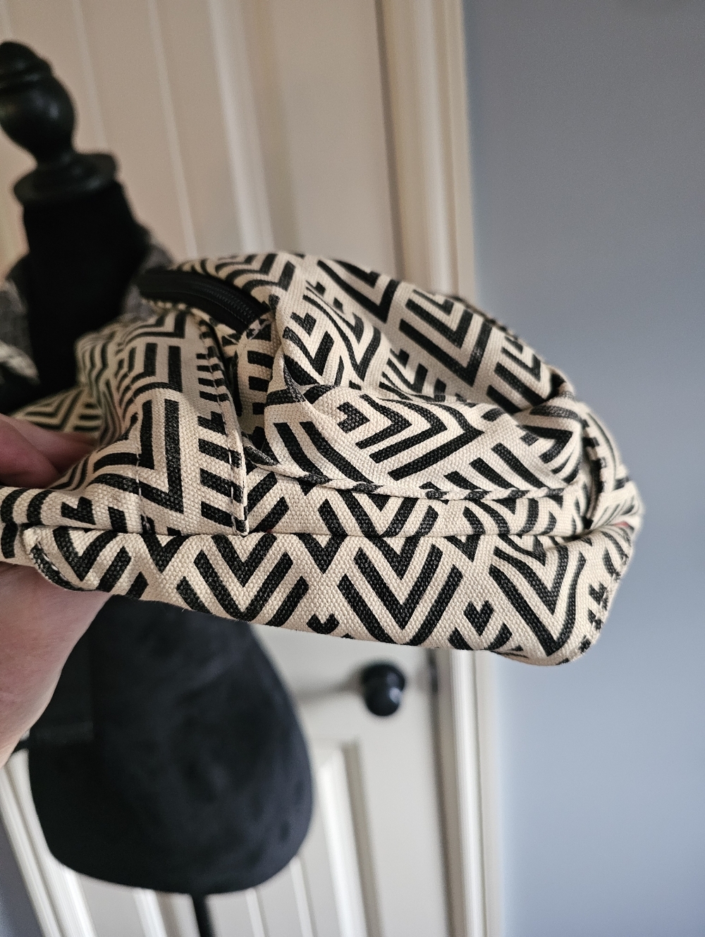 Full Size Kavu Sling Bag Cream & Black - Picture 7 of 7